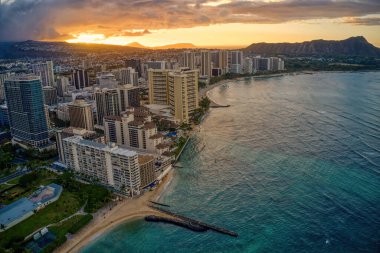 Honolulu, Hawaii 'nin Waikiki Mahallesi üzerinde gün doğumunun hava görüntüsü