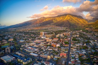 Hawaii 'deki Maui Adası' ndaki Wailuku şehrinin hava görüntüsü.