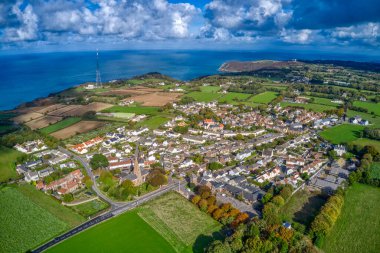 Jersey 'deki St. Johns Kilisesi' nin küçük köyünün hava görüntüsü.