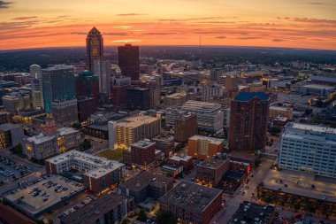 Des Moine 'nin hava görüntüsü, Sunset' te Iowa Skyline