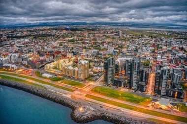 Yaz boyunca İzlanda 'nın Reykjavik kentsel merkezinin hızla büyüyen hava görüntüsü