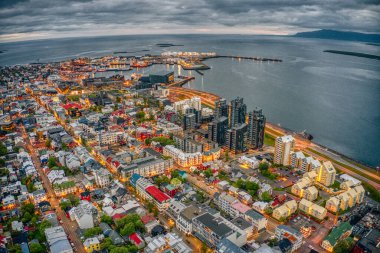 Yaz boyunca İzlanda 'nın Reykjavik kentsel merkezinin hızla büyüyen hava görüntüsü