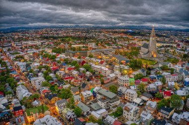 Yaz boyunca İzlanda 'nın Reykjavik kentsel merkezinin hızla büyüyen hava görüntüsü