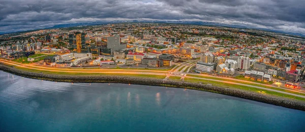 夏の間の夜のアイスランド レイキャヴィークの急速に成長している都市中心部の空中ビュー — ストック写真