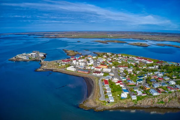 Luftaufnahme Von Borgarnes Island Während Des Kurzen Sommers lizenzfreie Stockbilder