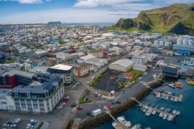 Yaz boyunca İzlanda 'nın Vestmannaeyjar Heimaey adasının hava manzarası