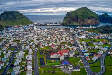 Yaz boyunca İzlanda 'nın Vestmannaeyjar Heimaey adasının hava manzarası