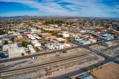 Casa Grande, Arizona 'nın Phoenix banliyösündeki şehir merkezinin hava görüntüsü.