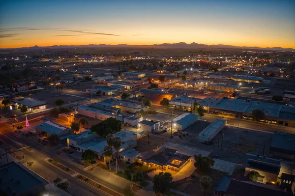 インペリアルバレーの夕暮れ時のダウンタウンのブライスカリフォルニアの空中ビュー — ストック写真