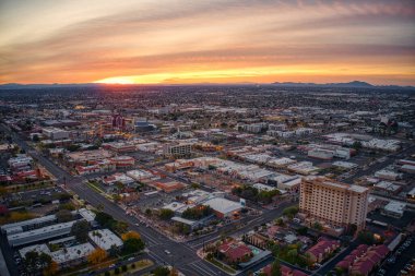 Mesa, Arizona 'nın Phoenix banliyösünde Gündoğumunun hava görüntüsü