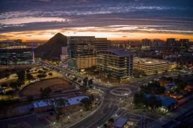 Tempe, Arizona 'nın Phoenix banliyösünde Gündoğumunun hava görüntüsü