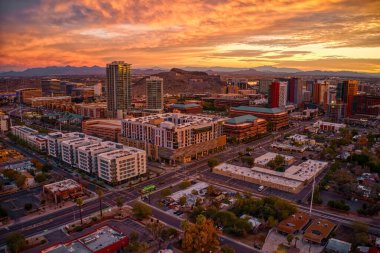 Tempe, Arizona 'nın Phoenix banliyösünde Gündoğumunun hava görüntüsü