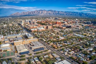 Tucson, Arizona 'daki büyük bir devlet üniversitesinin hava görüntüsü