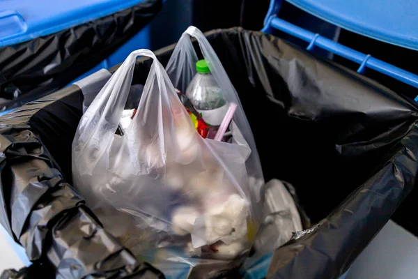 Plastiktüten Auf Mülltonnen — Stockfoto