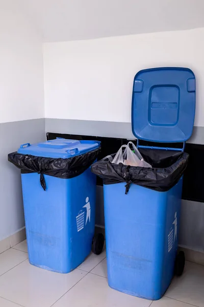 Lata Lixo Lixeira Piso Roda Plástico Para Recipiente Resíduos — Fotografia de Stock
