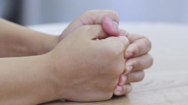 Stres ve üzüntü, depresyon, kadın eli ile kaygı ifade, öfke ve korku, endişe ve stres, anlayış veya empati için beklenti