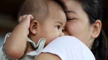 Anne kucağında bebek, anne kucağında çocuk, yakın plan anne kucağında bebek, mutlu aile, Asya bebeği 4-5-6 ay, tapılası yeni doğan bebek