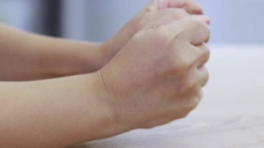 Stres ve üzüntü, depresyon, kadın eli ile kaygı ifade, öfke ve korku, endişe ve stres, anlayış veya empati için beklenti