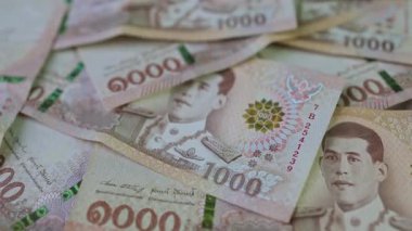 Thai baht para banknotu, 1000 Tayland baht banknotları, tasarruf parası ve finansal iş konsepti yığını