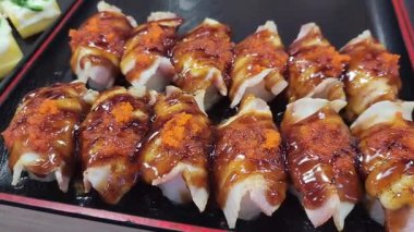 Suşi Yuvarlama, Farklı Suşi Seti, Somon, Ton Balığı, Yılanbalığı ve Karides Kapanışı