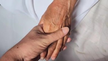 El ele tutuşmak ve okşamak yaşlı kişi, evde keder, akıl sağlığı veya endişe, eller yakın çekim, bakım aşk ömür boyu ilişki kavramı