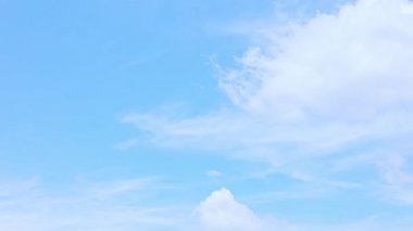 Mavi gökyüzü bulutu zaman atlamalı bir video arka planıdır, Gökyüzü zaman ayarlı, bulutların açık mavi gökyüzünde zaman içinde hareket etmesi, gökyüzünün güzelliğini ve dinamik doğasını gözler önüne serer, tüylü bulutlar hareket eder.