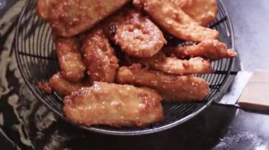 Sıcak yağda kızartılmış Tayland muzları ve susam tohumları. Kızarmış muz, Asya 'nın geleneksel bir aperatifi.