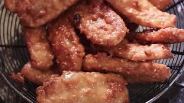 Sıcak yağda kızartılmış Tayland muzları ve susam tohumları. Kızarmış muz, Asya 'nın geleneksel bir aperatifi.