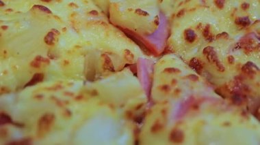 Eritilmiş peynirli, jambonlu ve ananaslı Hawaii pizzası. Sıcak, peynirli ve lezzetli. Yemek, fast food ve restoran temaları için ideal.