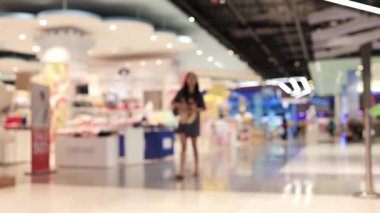 İç görünümü olan soyut manzara alışveriş merkezi arka planı, sergi bulanıklığı, modern lüks mağazalarda yürüyen pazar, fuar salonu etkinliği ve güzel Bokeh 'li alışveriş merkezi