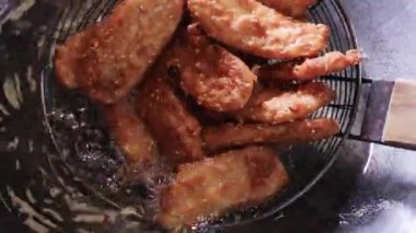 Sıcak yağda kızartılmış Tayland muzları ve susam tohumları. Kızarmış muz, Asya 'nın geleneksel bir aperatifi.