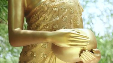 Altın Buda 'nın elinde sadaka kasesi. Altın Buda heykeli, Tayland dini sanatı, kültür, inanç, gelenek, ruhani, miras ve turizm stokları için mükemmel, yakın çekim