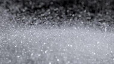 Şeker, yığın üzerine dökülen beyaz granüllü şeker aşırı şeker tüketimini, şeker hastalığını ve sağlık risklerini, sağlık farkındalığını, şekerli gıdalar için granüllü şekeri ve tatlı malzemesini sembolize eder.