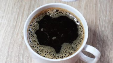 Şeker beyaz fincanda sade kahveye dökülüyor, tat, tatlılık, bağımlılık ve diyabet gibi sağlık sorunlarını gösteriyor. Reklamlar ya da sağlık konuları için mükemmel, yakın çekim