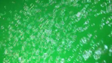 sabun köpükleri, uçan sabun köpükleri, yüzen sabun köpükleri krom anahtar yeşil ekran arkaplanı, mutlu ve eğlenceli konsept için 4k video