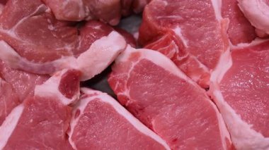 Domuzun net detaylarıyla birlikte taze domuz eti. Gıda reklamı için uygun, marketlerde taze domuz eti, et işleme endüstrisi, dondurulmuş tepside sergileniyor taze gıda süpermarketi, yakın çekim