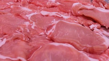 Domuzun net detaylarıyla birlikte taze domuz eti. Gıda reklamı için uygun, marketlerde taze domuz eti, et işleme endüstrisi, dondurulmuş tepside sergileniyor taze gıda süpermarketi, yakın çekim
