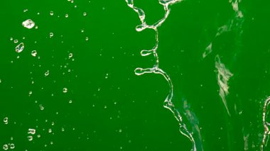 Su damlaları, su sıçraması yeşil ekran arka planında izole edilmiş. Taze, doğa, enerji, saflık, ferahlatıcı, görsel efektler ve şeffaf akışkan hareketler için mükemmeldir.