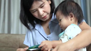 Anne bebeğine masal kitabı okur, anne çocuğuna okumayı öğretir, erken öğrenmeyi teşvik eder ve sıcaklıkla, sevgiyle ve anlamlı etkileşimle bağ kurar.