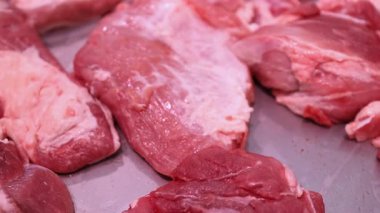 Domuzun net detaylarıyla birlikte taze domuz eti. Gıda reklamı için uygun, marketlerde taze domuz eti, et işleme endüstrisi, dondurulmuş tepside sergileniyor taze gıda süpermarketi, yakın çekim