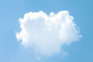 Kalp şeklinde bulut mavi gökyüzünde süzülür. Aşkı, umudu ve saflığı sembolize eder. Romantik temalar, ilham verici içerikler ya da doğayla ilgili görseller için mükemmel.