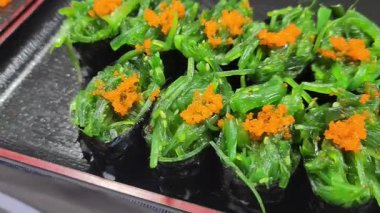 Suşi Yuvarlama, Farklı Suşi Seti, Somon, Ton Balığı, Yılanbalığı ve Karides Kapanışı