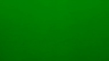 Su damlaları, su sıçraması yeşil ekran arka planında izole edilmiş. Taze, doğa, enerji, saflık, ferahlatıcı, görsel efektler ve şeffaf akışkan hareketler için mükemmeldir.