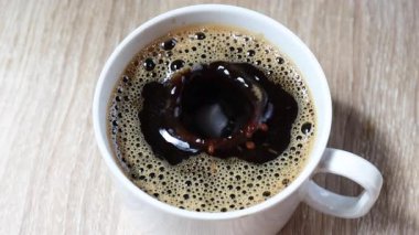 Sade kahve, şeker küpü, sıcak sade kahveye damlar, su sıçramasına ve dalgalanmalara neden olur. Zengin kahve desenli yakın çekim, içecek, yiyecek ve yaşam tarzı içeriği için ideal.