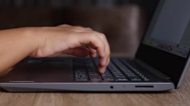 Eller dizüstü bilgisayarda klavyede yazıyor. Uzaktan çalışma, serbest iş, dijital yaşam tarzı, çevrimiçi iletişim ve modern çalışma ortamı kavramı