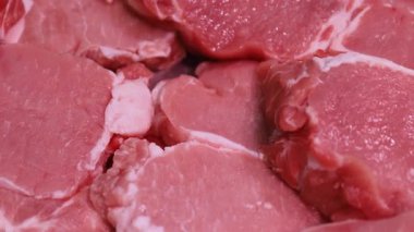 Domuzun net detaylarıyla birlikte taze domuz eti. Gıda reklamı için uygun, marketlerde taze domuz eti, et işleme endüstrisi, dondurulmuş tepside sergileniyor taze gıda süpermarketi, yakın çekim