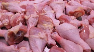 Tavuk budu, çiğ tavuk budu. Süpermarketteki tepside güzelce yerleştirilmiş. Taze pembe et yemek, yemek tarifleri ya da taze et reklamı için idealdir.