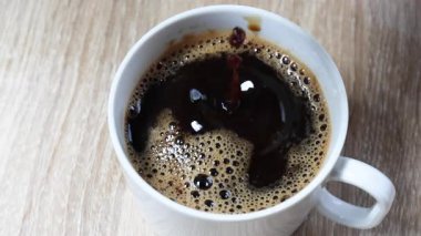 Sade kahve, şeker küpü, sıcak sade kahveye damlar, su sıçramasına ve dalgalanmalara neden olur. Zengin kahve desenli yakın çekim, içecek, yiyecek ve yaşam tarzı içeriği için ideal.