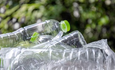 Plastik atık, çöp poşetindeki temiz şişeler, plastik atık sorununu yansıtıyor, geri dönüşüm, atık ayrımı, çevresel etkisi, plastik geri dönüşümü temsil ediyor