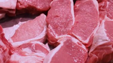 Domuzun net detaylarıyla birlikte taze domuz eti. Gıda reklamı için uygun, marketlerde taze domuz eti, et işleme endüstrisi, dondurulmuş tepside sergileniyor taze gıda süpermarketi, yakın çekim